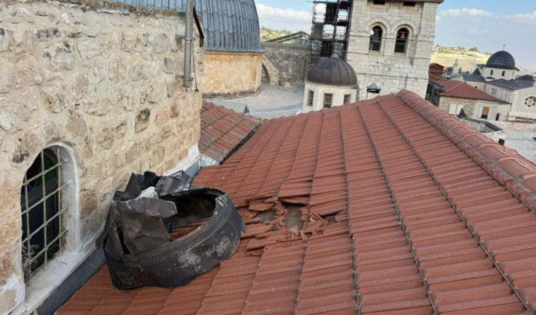 Συντρίμμια πυραύλων έπεσαν