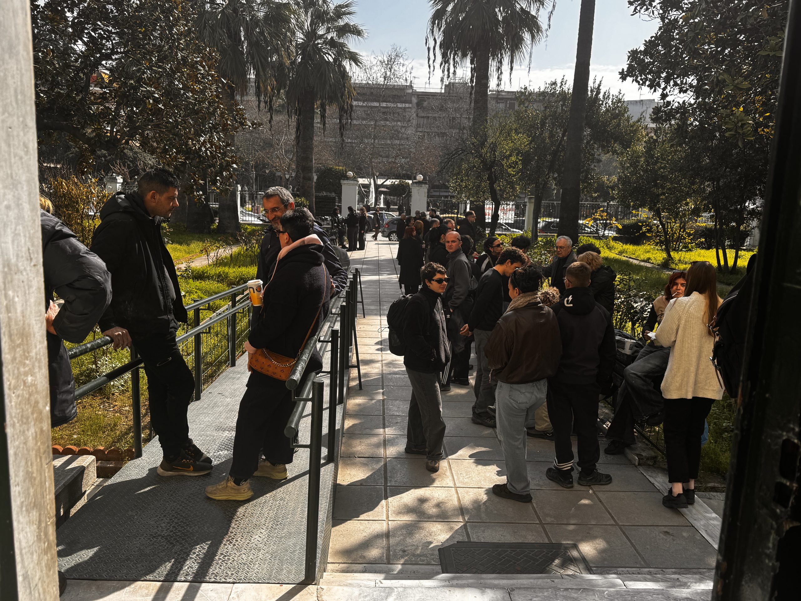 Επεισόδια ΑΓΕΤ: Τρεις ένοχοι, εννέα αθώοι  Συνθήματα έξω από το δικαστήριο