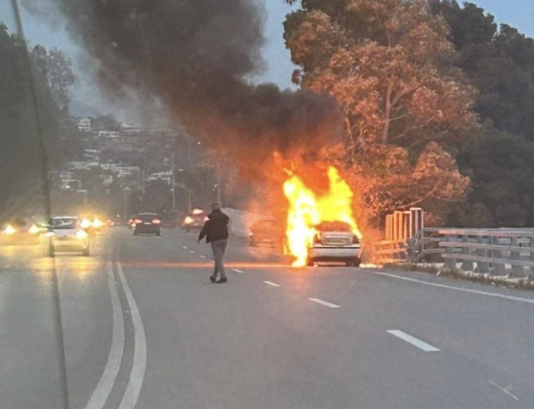 Φωτιά σε αυτοκίνητο στη λεωφόρο Αθηνών  Σουνίου, κάηκε ολοσχερώς