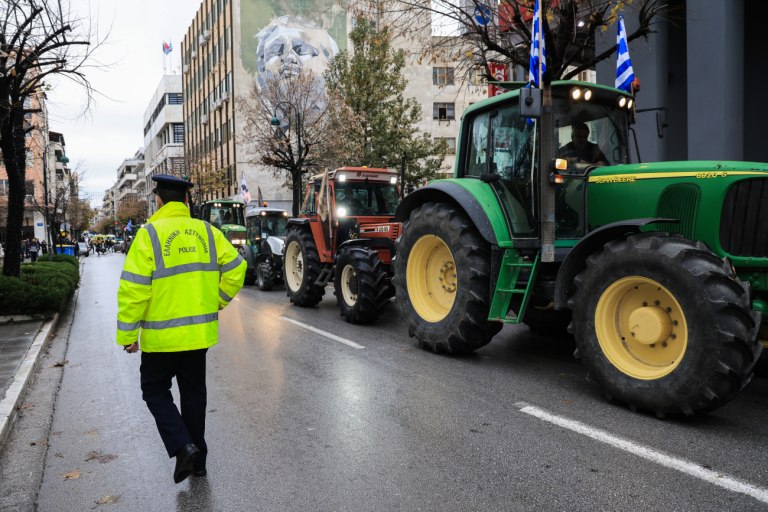 Πυκνώνουν τα μπλόκα, σε