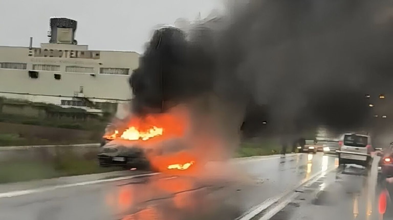 Αυτοκίνητο έπιασε φωτιά