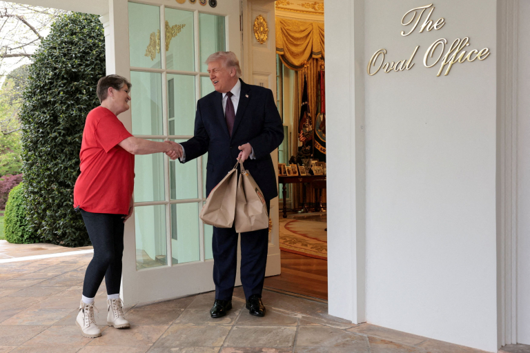 Ντόναλντ Τραμπ: Παρήγγειλε fast food στον Λευκό Οίκο και άφησε 100 δολάρια φιλοδώρημα