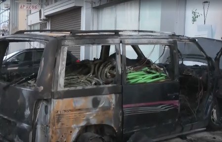 Φωτιά σε επαγγελματικό όχημα στο Περιστέρι  Καταστράφηκε ολοσχερώς