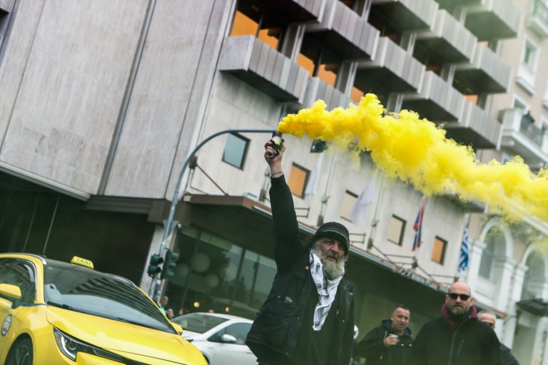 Το ταξί είναι εδώ, ενωμένο δυνατό: Σε εξέλιξη η απεργία των αυτοκινητιστών  Πορεία προς τη Βουλή