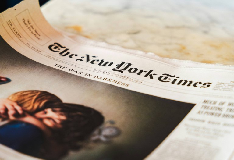 New York Times: Μηνύουν το