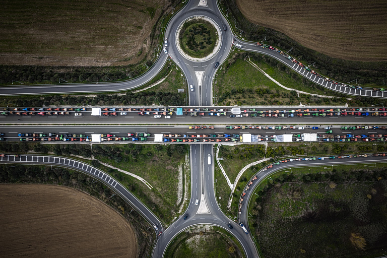 Ξανά στους δρόμους οι αγρότες  Με τρακτέρ και αγροτικά ΙΧ στην Ε-65