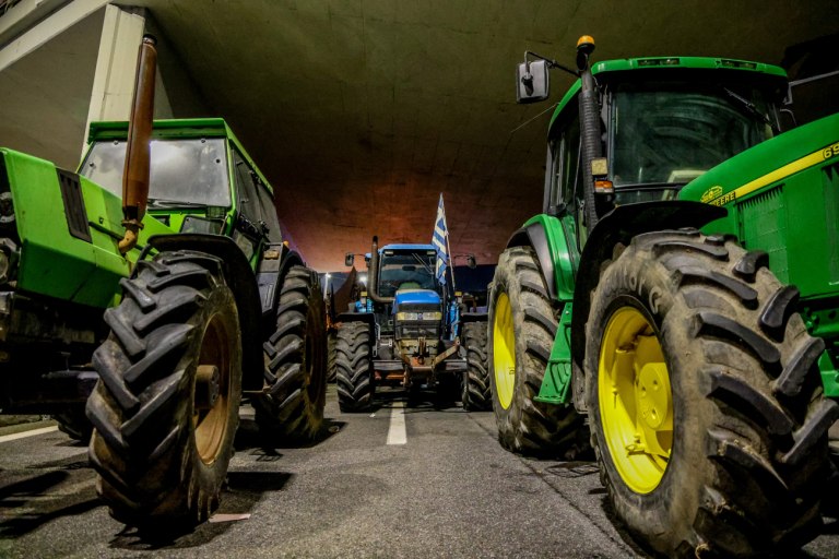 Μπλόκα: Σε σημείο βρασμού αγρότες και κτηνοτρόφοι  Ανοιχτός ο δρόμος της κλιμάκωσης