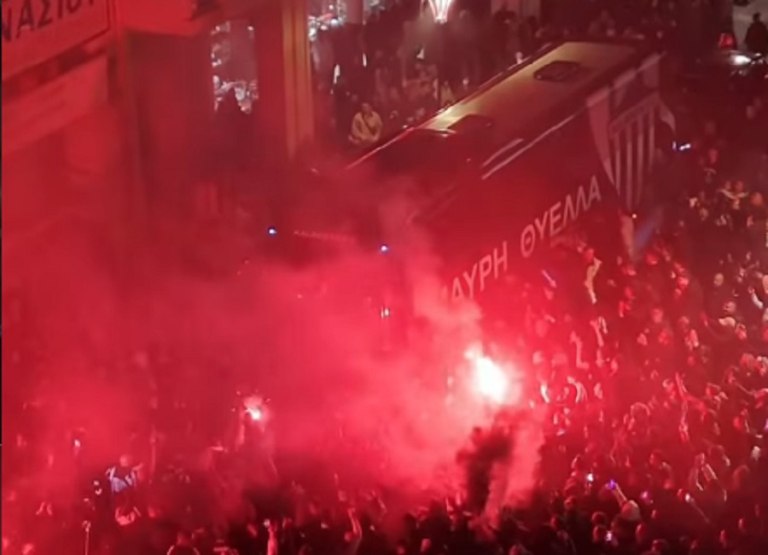 Καλαμάτα: Η αποθέωση για την άνοδο στη Super League άρχισε από τα Μεγάρα! (vid+pics)