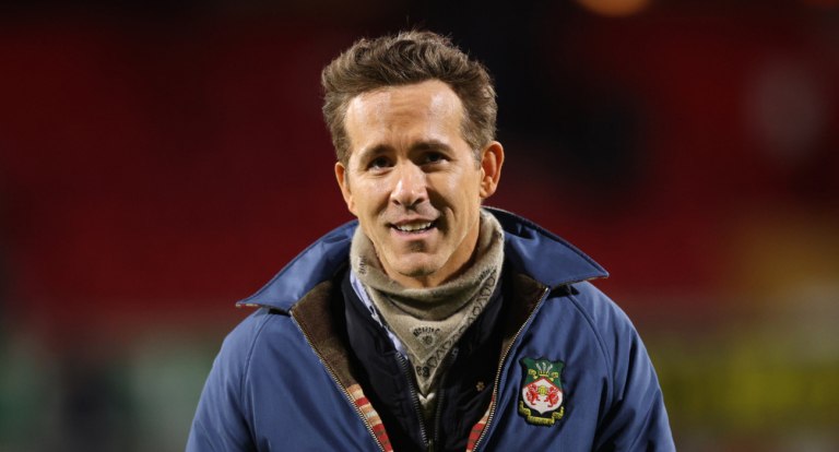 Φοβερός Ράιαν Ρέινολντς: Περιέγραψε σε ρόλο δημοσιογράφου τη νίκη της Ρέξαμ (vid)