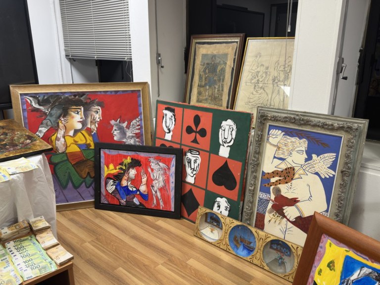 Ο Μυταράς ήξερε ότι υπήρχε θέμα με τα πλαστά έργα  Η χήρα του ζωγράφου για την υπόθεση Τσαγκαράκη