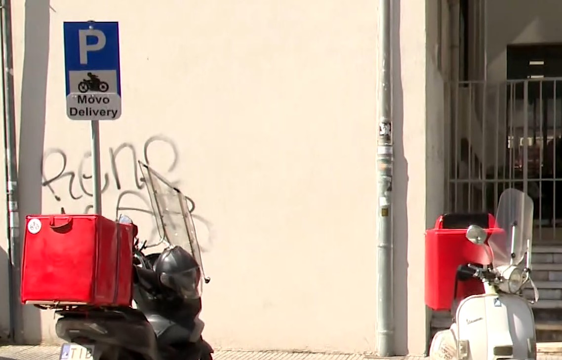 Ειδικές θέσεις στάθμευσης μόνο για delivery στη Λάρισα