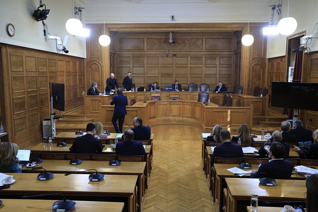 Πρέσινγκ στη Βουλή για το σκονάκι της Εξεταστικής