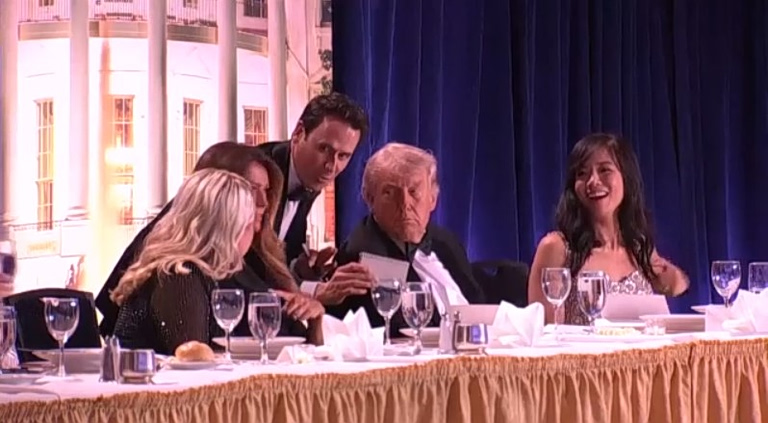 ΗΠΑ: Νέο βίντεο από τους πυροβολισμούς στο δείπνο Τραμπ  Γιατί φυγαδεύτηκε πρώτος ο αντιπρόεδρος Βανς