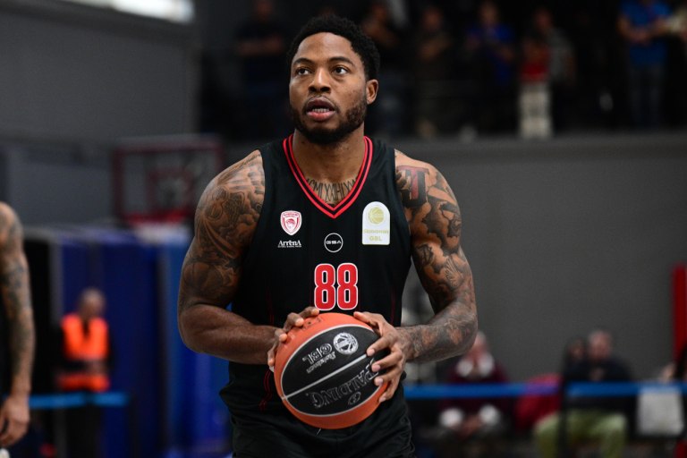 Πανιώνιος  Ολυμπιακός 71-79: Ζορίστηκε, αλλά έκανε το 20/20 σε επεισοδιακό ματς στη Γλυφάδα (vids)