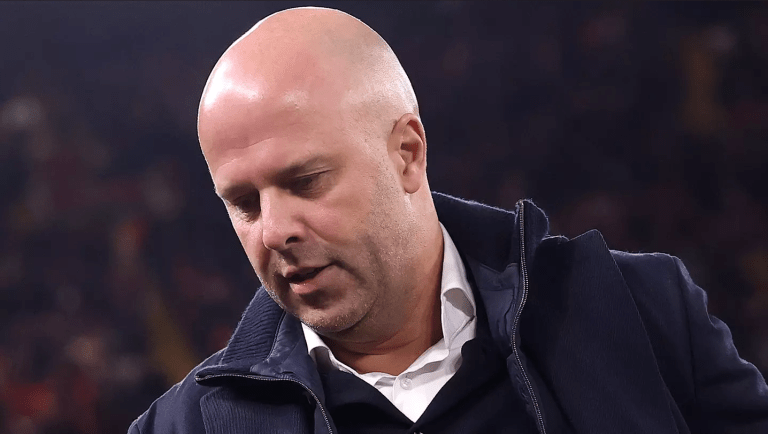 Με την πλάτη στον τοίχο ο