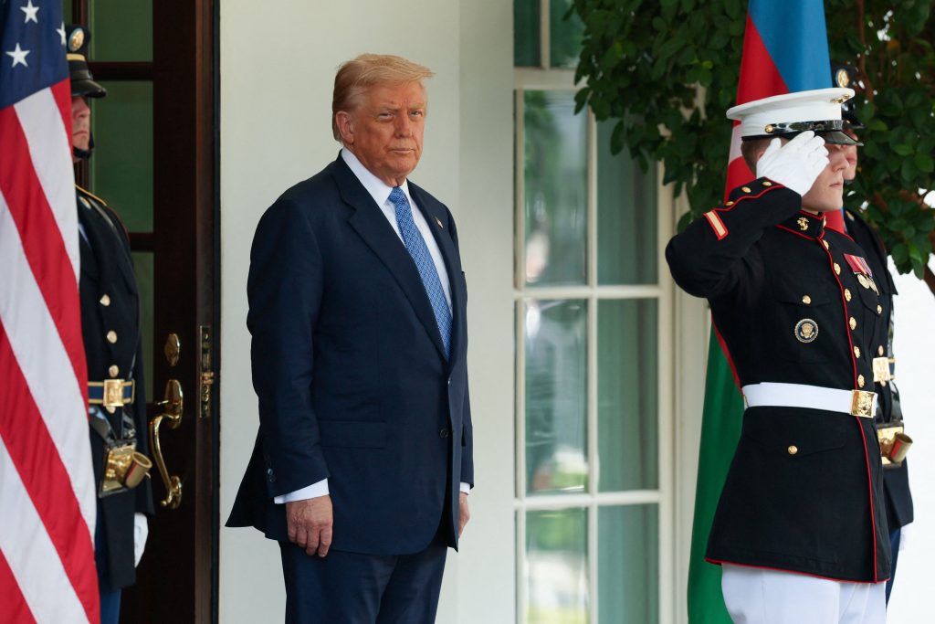 Στύβει πέτρες ο Τραμπ: Τι