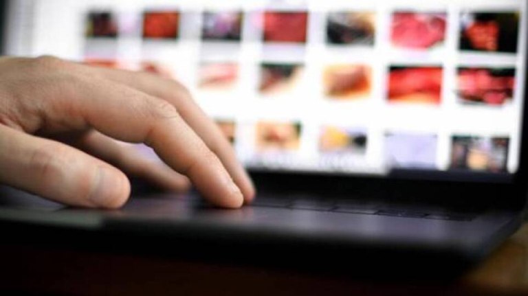 Πάτρα: Γνωστός γιατρός συνελήφθη για παιδική πορνογραφία  Έφοδος της ΕΛ.ΑΣ. στο σπίτι του