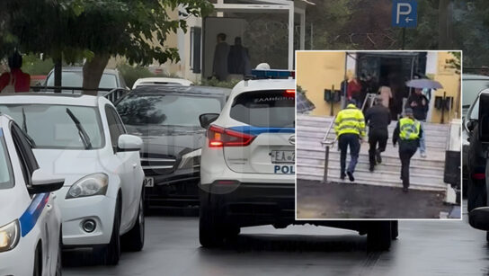 Με χειροπέδες στην