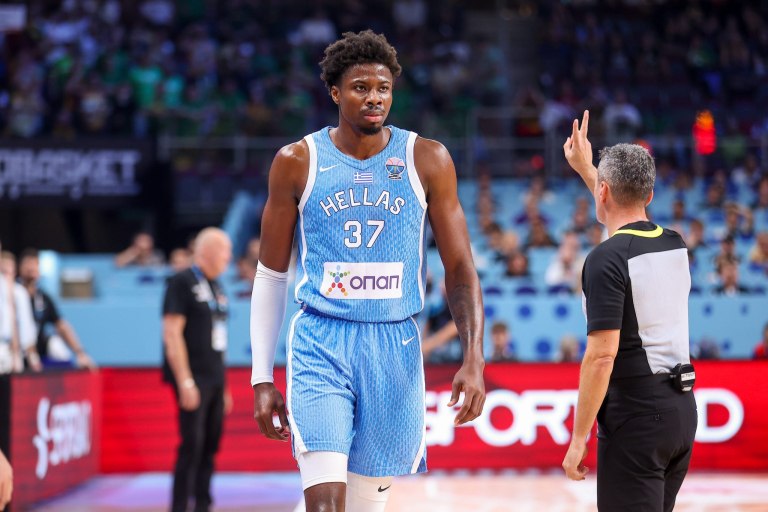 Γιάννης πασάρει, Κώστας