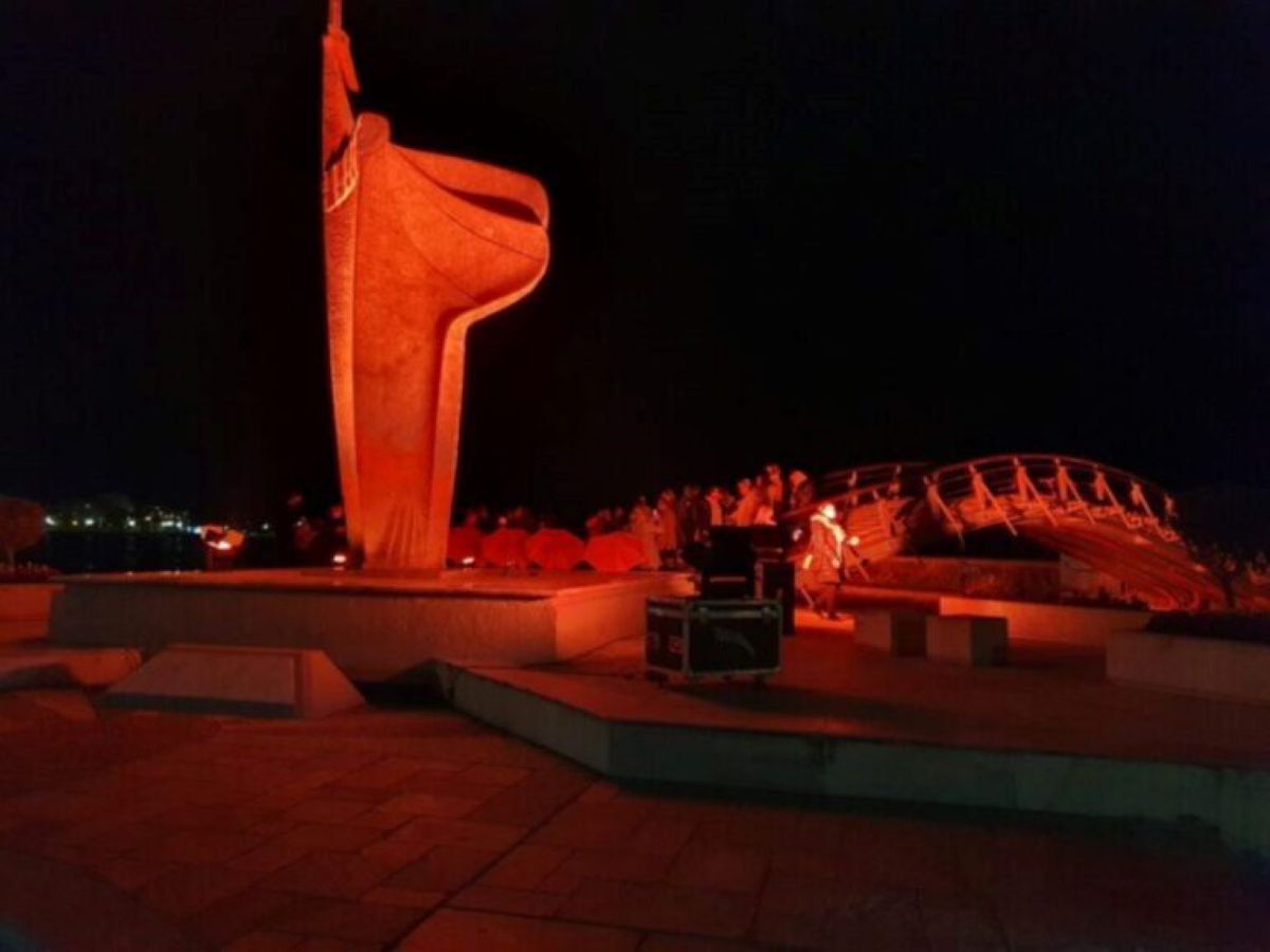 Με φωταγώγηση του Ηρώου