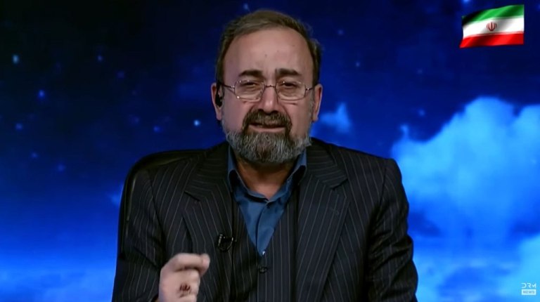 Ιράν: Δημοσιογράφος ξεσπά σε λυγμούς ανακοινώνοντας τον θάνατο του Χαμενεΐ [βίντεο]