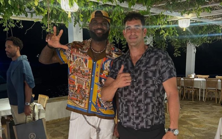 Στην Κέρκυρα απολαμβάνει