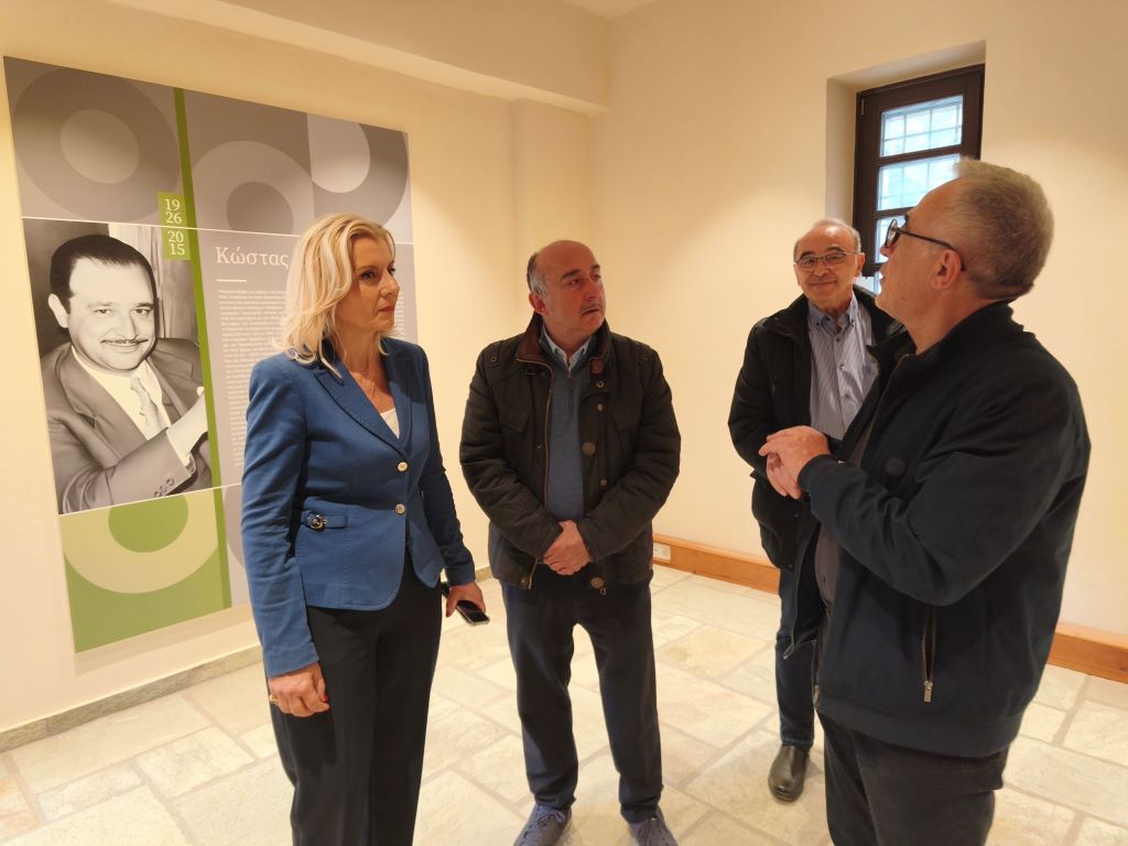 Αυτοψία στο σπίτι των Τρικαλινών λαϊκών δημιουργών από τον δήμαρχο Τρικκαίων και τη γραμματέα της Αποκεντρωμένης Διοίκησης