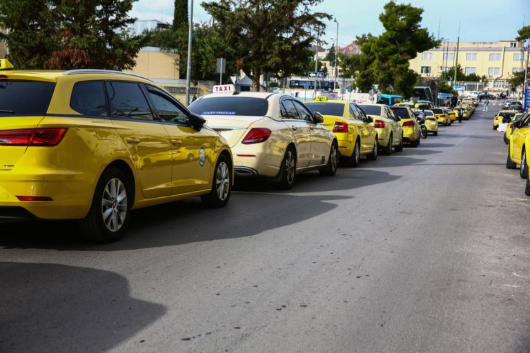 Ταξί: Συνεχίζεται η απεργία