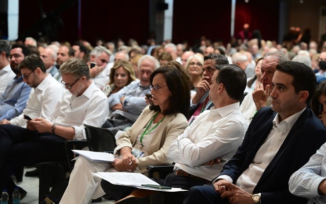 ΠΑΣΟΚ: Σηκώνει αυλαία το κρίσιμο συνέδριο με ομιλία Ανδρουλάκη- Συμβιβασμός για το "όχι" σε Ν.Δ