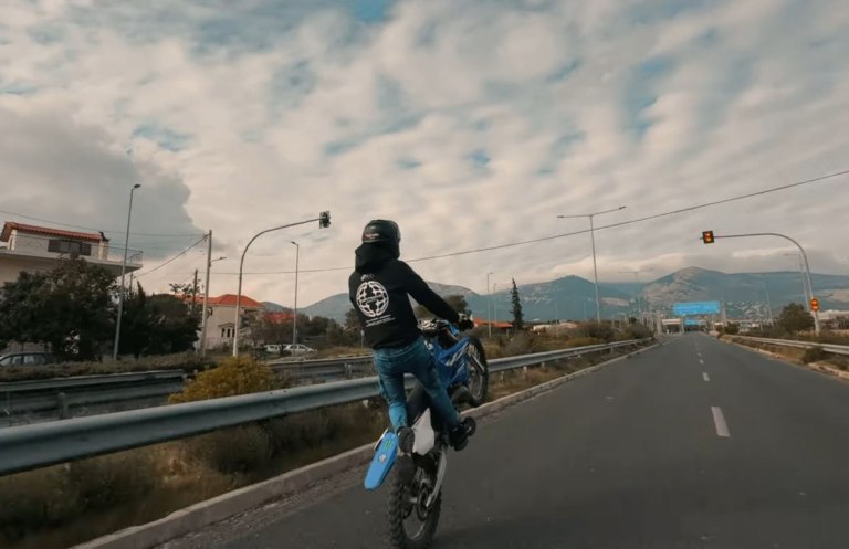 Ελληνοαμερικάνος καμικάζι  Ποιος είναι ο 30χρονος dirtibike που συνελήφθη για σούζες και επικίνδυνη οδήγηση