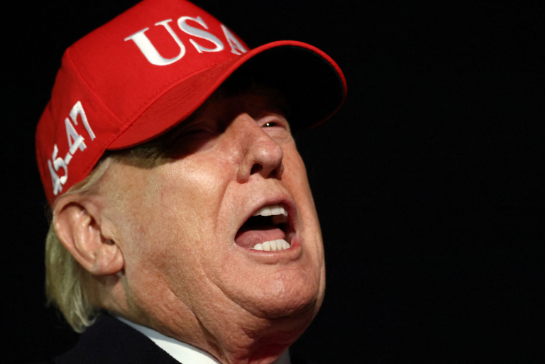 Τραμπ: Το Ιράν θέλει απεγνωσμένα να κάνει συμφωνία  Χωρίς συμφωνία, οι εξελίξεις δεν θα είναι ευχάριστες