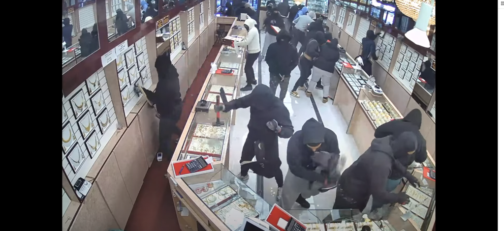 Συμμορία κάνει γυαλιά-καρφιά κοσμηματοπωλείο και φεύγει με κλοπιμαία 1,4 εκατ. ευρώ: Απίστευτο βίντεο