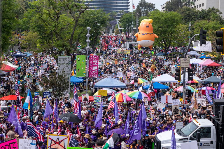 No Kings: Ένα νέο κίνημα εδραιώνεται στις ΗΠΑ  Χιλιάδες διαδηλώσεις, εκατομμύρια κόσμου στον δρόμο
