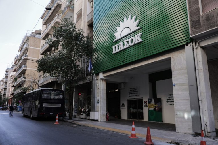 ΠΑΣΟΚ: Ο Πελεγρίνης, ο νόμος Διαμαντοπούλου και η φύρδην μίγδην διεύρυνση του Δούκα