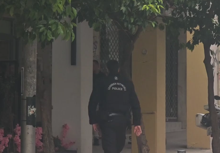 Ξύπνησα από κραυγές και άκουσα μία τζαμαρία να σπάει -Τι λέει ένοικος της πολυκατοικίας όπου βρέθηκε νεκρή η γυναίκα