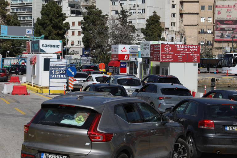 Επιστρέφουν οι εκδρομείς του Πάσχα  Συνεχείς οι αφίξεις πλοίων στα λιμάνια της Αττικής