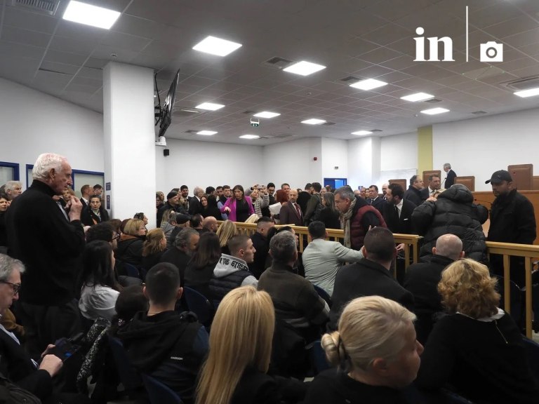 Όσα έγιναν την πρώτη μέρα της δίκης για τα Τέμπη  Οργή και αγανάκτηση σε μια ανεπαρκής αίθουσα