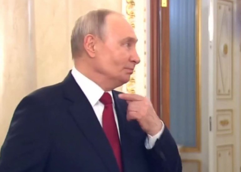 Απίστευτη γκάφα του Κρεμλίνου: Ανέβασε βίντεο με τον Πούτιν να βήχει σε μήνυμα για την Ημέρα της Γυναίκας