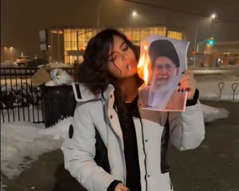 Ιράν: Viral ξανά η Ιρανή που άναψε τσιγάρο με φωτογραφία του Χαμενεΐ