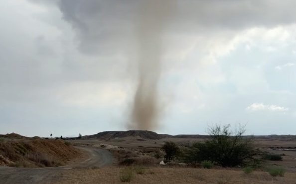 Ανεμοστρόβιλος σάρωσε τη