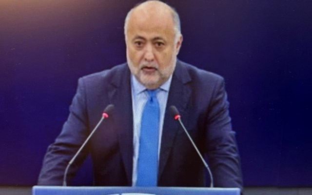 Με ευρεία πλειοψηφία