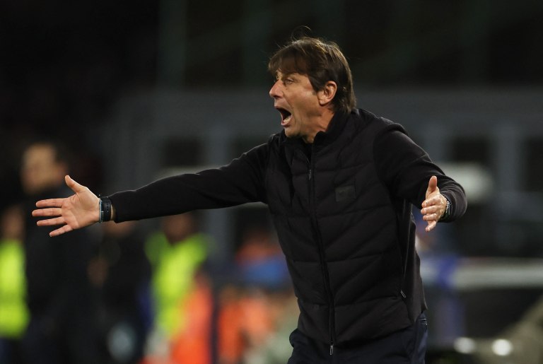 Χαμός με Κόντε στη Νάπολι  Ο αποκλεισμός στο Κύπελλο και τα δύο δάχτυλα που έδειξε ο Ιταλός