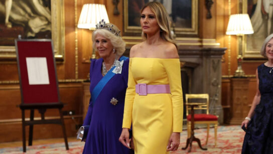 Διχάζει το κίτρινο φόρεμα