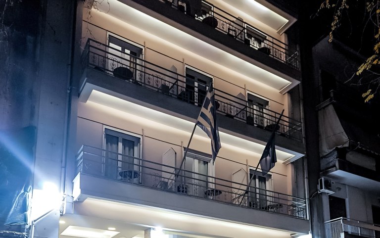 Στην Ελλάδα οι γονείς του Γάλλου μαθητή που έπεσε από μπαλκόνι ξενοδοχείου  Τι εξετάζει η ΕΛ.ΑΣ.