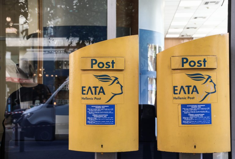 Ένοπλη ληστεία με καλάσνικοφ στα ΕΛΤΑ Λουτρακίου  Λεία άνω των 30.000 ευρώ