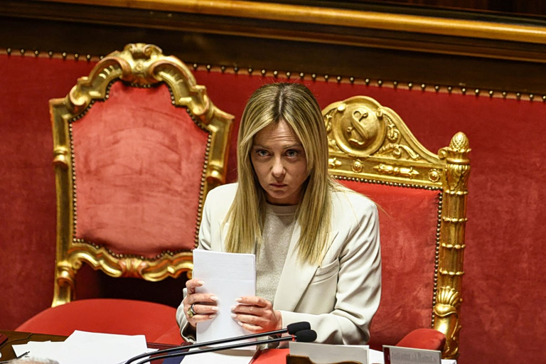 Ιταλία: Αναστέλλει την