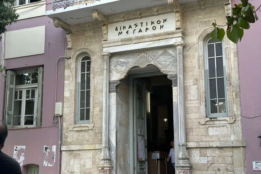 Κρήτη: Αφέθηκαν ελεύθεροι με όρους οι 6 εικονικοί εργοδότες  Στη φυλακή οι δύο Πακιστανοί μεσάζοντες