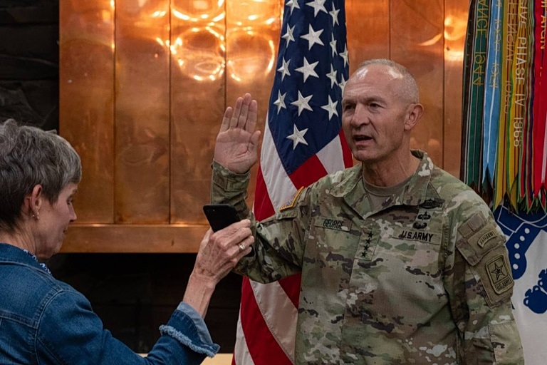 ΗΠΑ: Ο Χέγκσεθ απολύει τον αρχηγό του Γενικού Επιτελείου Στρατού εν μέσω πολέμου