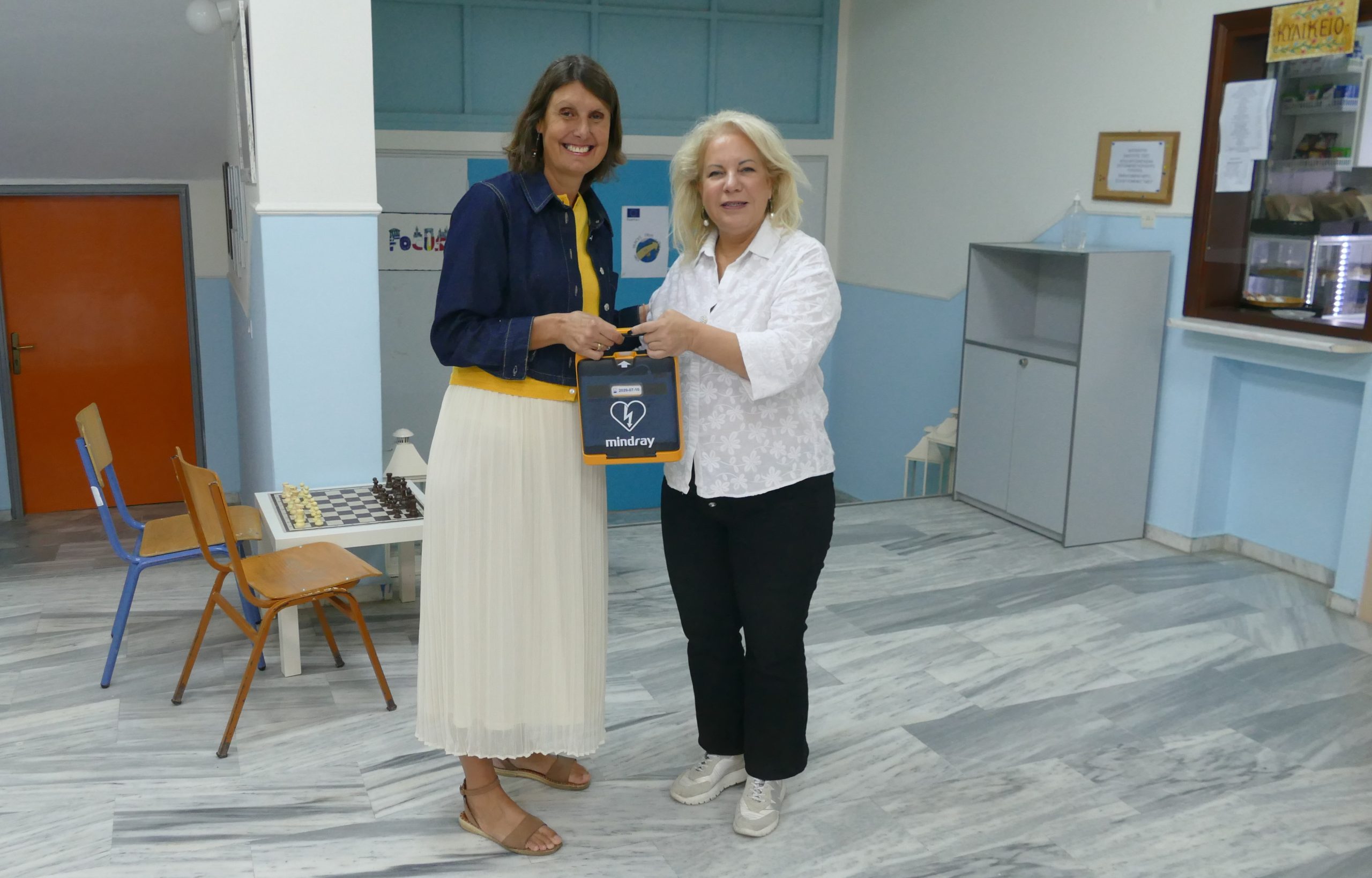 Παράδοση απινιδωτή στο ΓΕΛ