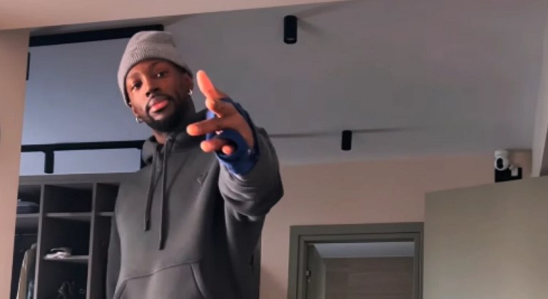 Θα μείνει έξω για λίγο  Ο Γκραντ φοράει ειδικό νάρθηκα στο αριστερό χέρι